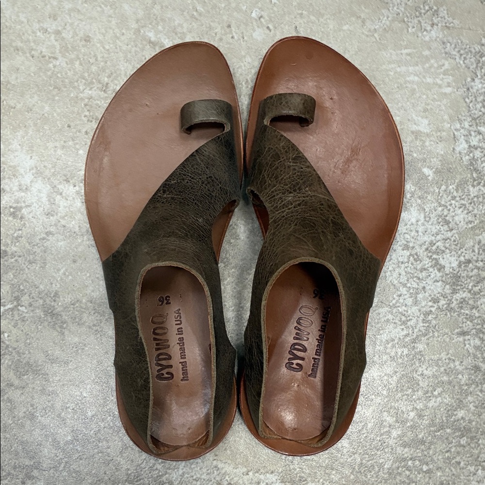 Gyduoo Olive and Tan Leather Toe-Loop Sandals for Women - Picture 3 of 8